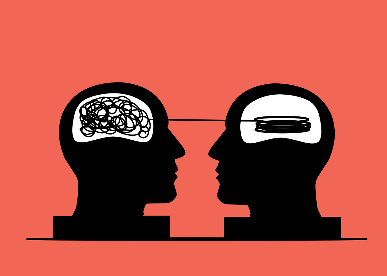 Illustration of two heads: one with tangled thoughts, one with ordered thoughts